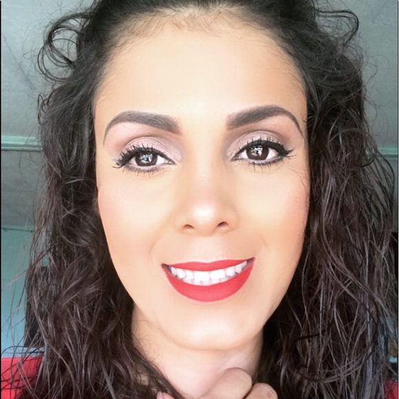 Meet your Posher, Iris - Picture 2 of 4